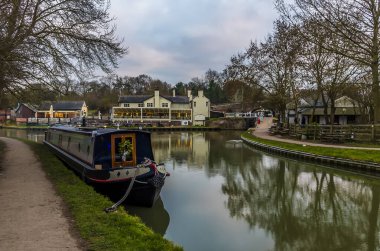 Günbatımında İngiltere 'nin Foxton Locks kentindeki alçak kanal havzasında sakin bir kış öğleden sonrasında ilk kilide bakan bir manzara.