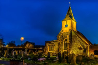 İngiltere, Croydon, Sanderstead 'de bir ortaçağ kilise ve mezarlığının huzur ve yalnızlığı.
