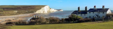 İngiltere Sussex 'teki Seven Sisters Tebeşir Kayalıkları ve Cuckmere Haven' ın panorama görüntüsü