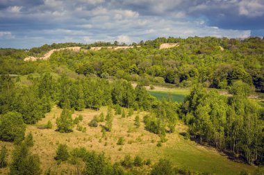 Bahar zamanı İngiltere 'nin Yorkshire, Don Nehri' nin taşkın ovasının karşısındaki Conisbrough Viaduct 'tan bir manzara.