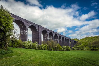 Conisbrough Viaduct 'un birden fazla kemeri Conisbrough, Yorkshire, İngiltere' de ilkbaharda