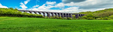 Conisbrough, Yorkshire, İngiltere 'deki Conisbrough Viaduct' un 21 kemerinin ilkbahar manzarası.