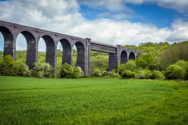 Conisbrough Viaduct manzarası ve İngiltere 'nin Yorkshire, Conisbrough kentindeki Don Nehri üzerindeki kiriş açıklığı