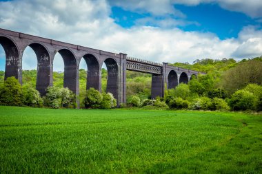 Conisbrough Viaduct manzarası ve İngiltere 'nin Yorkshire, Conisbrough kentindeki Don Nehri üzerindeki kiriş açıklığı