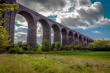 İlkbaharda İngiltere 'nin Yorkshire, Conisbrough kentindeki muhafaza edilmiş Conisbrough Viaduct manzarası