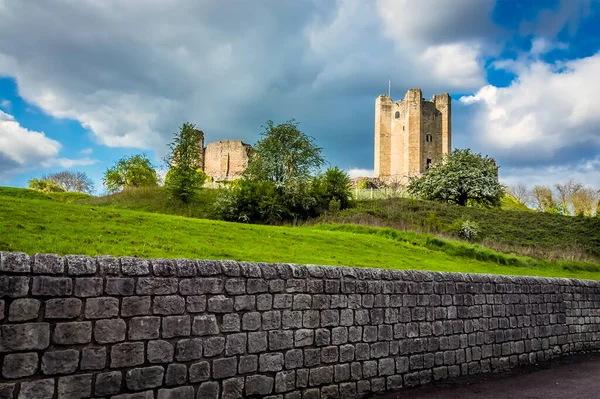 Uma Vista Castelo Dos Terrenos Conisbrough Reino Unido Primavera — Fotografia de Stock