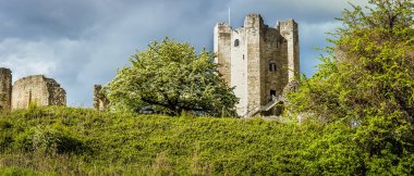 İlkbaharda İngiltere 'nin Conisbrough kentindeki kalenin manzarası