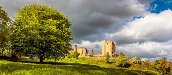 Uma Vista Panorâmica Castelo Motte Bailey Conisbrough Reino Unido Primavera — Fotografia de Stock