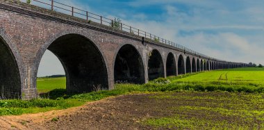 İlkbaharda Nottinghamshire, Fledborough 'daki terk edilmiş demiryolu viyadükünün etkileyici 59 kemerinin görüntüsü.