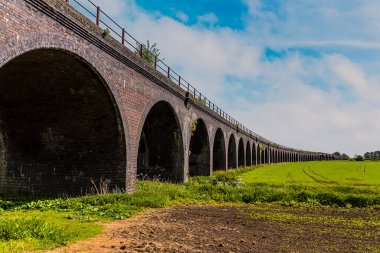 İlkbaharda Nottinghamshire, Fledborough 'daki terk edilmiş demiryolu viyadük manzarası.
