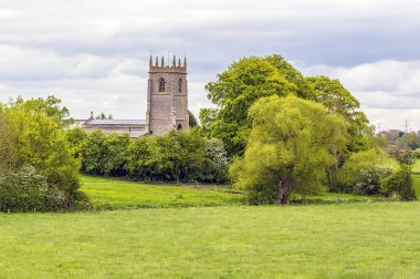 İlkbaharda Fledborough, Nottinghamshire 'daki terk edilmiş demiryolu viyadükünden Clifton' daki kiliseye doğru bir manzara.