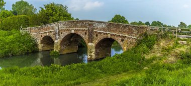 Bodiam 'daki eski köprünün manzarası, Sussex Rother nehrinin kıyısından ilkbaharda
