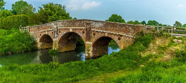 Widok Starego Mostu Bodiam Sussex Brzegu Rzeki Rother Wiosną — Zdjęcie stockowe