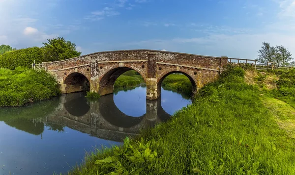 Odbicia Starego Mostu Bodiam Sussex Nad Rzeką Rother Wiosną — Zdjęcie stockowe