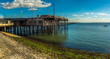 Sonbaharda İngiltere, Southend-on-Sea 'de dünyanın en uzun zevk rıhtımı boyunca sahilin manzarası.