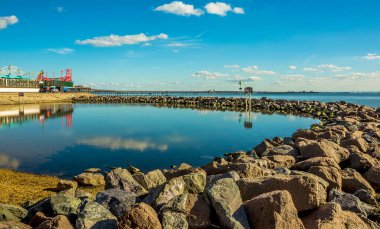 Plaj savunması ve yansımaları, dünyanın en uzun zevk rıhtımına sahip sahil gölünde. Sonbaharda İngiltere 'nin Southend-on-Sea şehrinin arka planında.