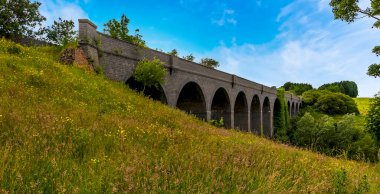 Catesby, Northamptonshire, İngiltere yakınlarındaki terk edilmiş viyadük boyunca bir manzara.