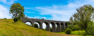 Nehir kıyısından Catesby, Northamptonshire, İngiltere yakınlarındaki terk edilmiş viyadük manzarası