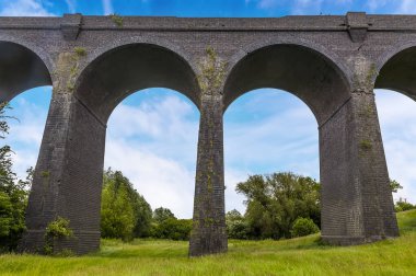 Terk edilmiş Catesby, Northamptonshire, İngiltere yakınlarındaki terk edilmiş viyadük ve terk edilmiş bölgenin merkezindeki vadi zemininden bir manzara.