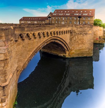Riverside, Godmanchester, İngiltere 'deki Eski Köprü' den ilkbaharda Mill binalarına doğru bir manzara.