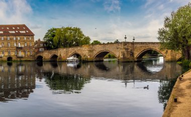 Bir tekne Riverside 'daki eski köprüden geçiyor, Godmanchester Büyük Okyanus Nehri' ni baharda geçen