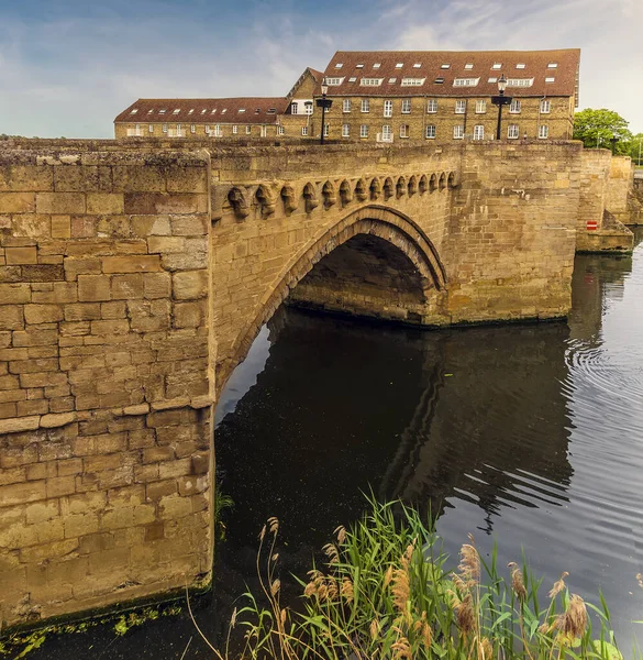 Řeka Great Ouse Protéká Jaře Vyzdobeným Obloukem Starého Mostu Řeky — Stock fotografie