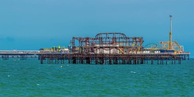 Brighton 'daki iki rıhtımın manzarası. Yaz mevsiminde İngiltere