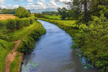 Yazın İngiltere 'nin Wistow yakınlarındaki Büyük Birlik Kanalı üzerindeki bir köprüden manzara