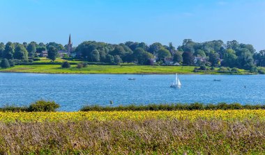 Yaz mevsiminde Rutland Su rezervuarı boyunca Edith Weston köyüne doğru bir manzara.