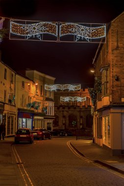 Pazar Harborough 'daki Church Caddesi' nin aşağısında Noel tatili boyunca bir akşam