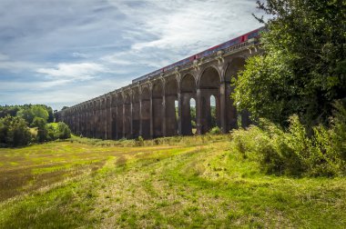 Sussex, İngiltere 'deki Ouse Vadisi' nin eteklerinden bir görüntü. Bir yaz günü tren oradan geçerken...
