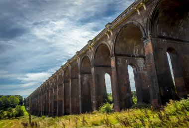 İngiltere 'nin Sussex kentindeki Ouse Viyadük' üne bir yaz günü manzarası