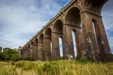 İngiltere 'nin Sussex kentindeki Ouse Vadisi' nin yanında bir yaz günü manzarası