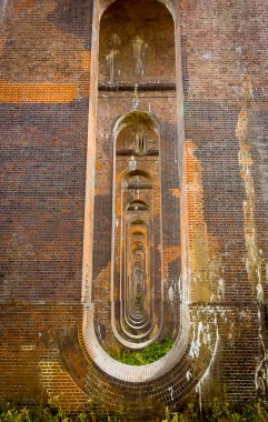 İngiltere 'nin Sussex kentindeki Ouse Viyadük' ünün destekçilerindeki eş merkezli açıklıklara bakan bir manzara.