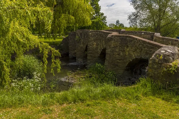 Uma Vista Longo Lado Antiga Ponte Packhorse Nos Arredores Anstey — Fotografia de Stock