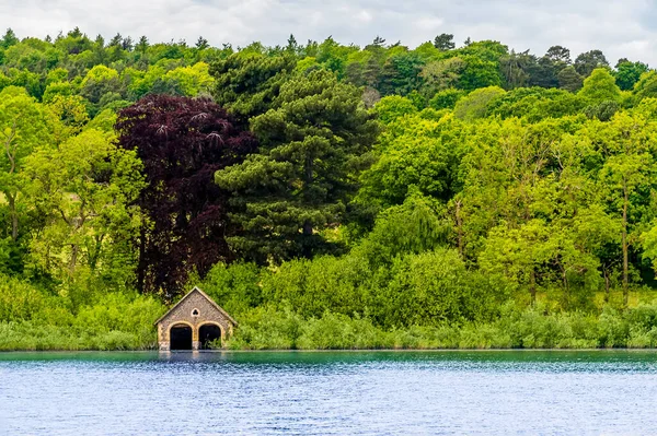 Utsikt Över Cropston Reservoir Leicestershire Mot Ett Övergivet Båthus Sommaren — Stockfoto