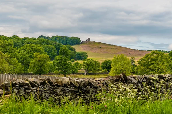 Yazın Leicestershire 'daki Cropston Reservoir sahilinden Bradgate Park' a doğru bir manzara