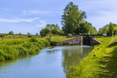 Yazın Napton, Warwickshire yakınlarındaki Oxford Kanalı 'nda Adkins Lock' a doğru bir manzara