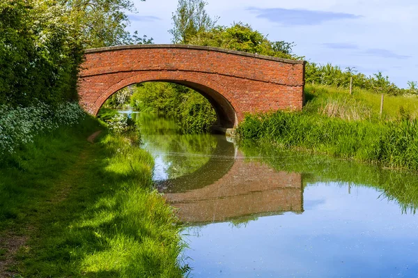 Una Vista Puente Reflejo Canal Oxford Cerca Del Pueblo Napton — Foto de Stock