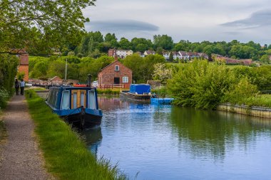 Yaz mevsiminde, Napton, Warwickshire köyündeki Oxford Kanalı 'nda bir kilit kapısı uçuşu.