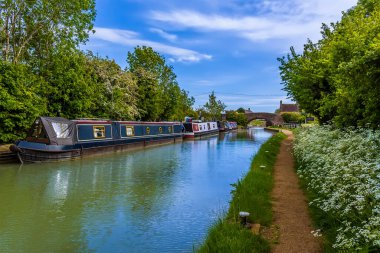 Yazın, Napton, Warwickshire 'daki Oxford Kanalı' ndaki kanalda demirlemiş dar bir tekne manzarası.