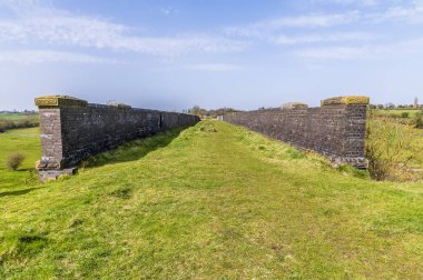 Terk edilmiş Helmdon viyadükünün tepesinde parlak bir bahar gününde bir manzara.