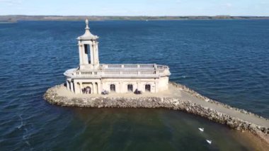 Rutland Water 'da ve Normanton, İngiltere' de güneşli bir günde eski bir kilisede hava manzarası.