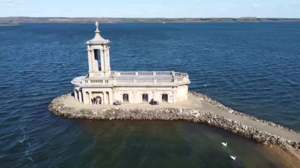 Rutland Water Normanton Ngiltere Güneşli Bir Günde Eski Bir Kilisede — Stok video