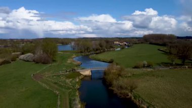İlkbaharda Thrapston, Northamptonshire 'ın dışındaki Nene Nehri' nin aşağısında bir hava manzarası.