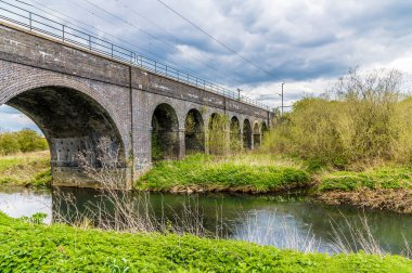 Nene Nehri ve Northampton, İngiltere 'deki Far Cotton Demiryolu viyadük manzarası