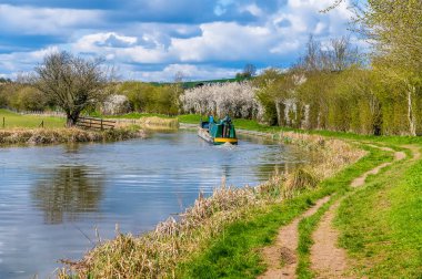 Birleşik Krallık 'ın Smeet Westerby yakınlarındaki Büyük Birlik Kanalı' nda bir bahar günü ulaşım manzarası
