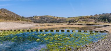 Güneşli bir günde Three Cliffs Bay, Gower Peninsula, Swansea, Güney Galler sahilindeki basamak manzarası