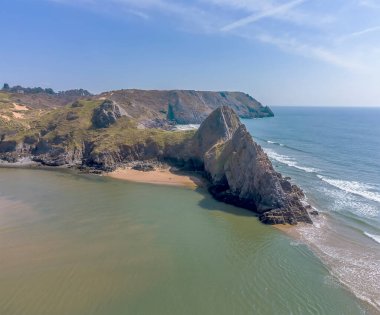 Güneşli bir günde Three Cliffs Bay, Gower Peninsula, Swansea, Güney Galler 'deki üç uçurumun hava görüntüsü.