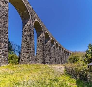 Viktorya Demiryolları 'nın taş sütunları güneşli bir günde Cynghordy, Carmarthenshire, Güney Galler' de zarif bir şekilde gökyüzüne doğru uzanır.